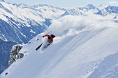Skifahrer im Tiefschnee, Österreich, Skitour und Freeride in Tirol