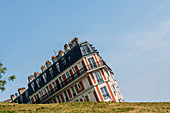 Sinkendes Haus, Montmartre, Paris, Region Île-de-France, Frankreich
