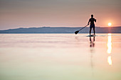 Ein SUP Paddler auf dem abendlichen See, Starnberger See, Bayern, Deutschland