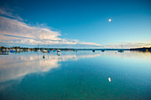 Boote, Abendstimmung mit Mond, Wörthsee, Bayern, Deutschland