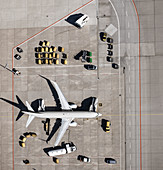 Blick auf das zu wartende Verkehrsflugzeug am Flughafen
