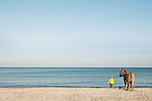 Mädchen und Esel am Strand, Wiendorf, Mecklenburg-Vorpommern, Deutschland