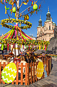 Ostern-Markt am alten Stadtmarktplatz mit St. Nicholas Church im Hintergrund, Prag, Böhmen, Tschechische Republik, Europa