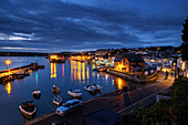 Boote und Lichter im Hafen des populären Fischereihafens von Padstow, Cornwall, England, Vereinigtes Königreich, Europa