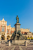 Adam Mickiewicz Monument im Hauptplatz in der mittelalterlichen Altstadt, UNESCO-Welterbestätte, Krakau, Polen, Europa