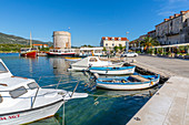 Blick auf kleine Hafenboote und Restaurants in Mali Ston, Dubrovnik Riviera, Kroatien, Europa