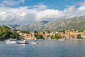 Blick auf dem Hafenn und auf Cavtat an der Adria, Cavtat, Dubrovnik Riviera, Kroatien, Europa