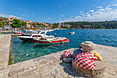 Ansicht von Hafenbooten und von Cavtat auf dem adriatischen Meer, Cavtat, Dubrovnik Riviera, Kroatien, Europa