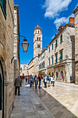 Besucher auf Stradun und Franziskanerkirche und -kloster, Altstadt Dubrovniks, UNESCO-Welterbestätte, Dubrovnik, Dalmatien, Kroatien, Europa