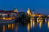 Blick über Karlsbrücke, Altstadtbrückenturm und Moldau bei Einbruch der Dunkelheit, UNESCO-Weltkulturerbe, Prag, Böhmen, Tschechien, Europa
