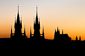Silhouetten der Muttergottes vor der Tyner Kirche und dem St. Veitsdom bei Sonnenuntergang, UNESCO-Weltkulturerbe, Prag, Böhmen, Tschechien, Europa