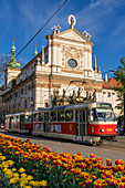 Berühmte Straßenbahnlinie Nr. 22 vorbei an der St. Ignatius Kirche im Neustadtviertel, Prag, Böhmen, Tschechien, Europa