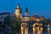 Blick über Karlsbrücke, Altstadtbrückenturm und Molda, UNESCO-Weltkulturerbe, Prag, Böhmen, Tschechien, Europa