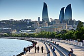 Blick von der Uferpromenade über die Baku Bay zu den Flame Towers, Baku, Aserbaidschan, Asien