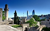 Palast der Schirwanschahs mit Moschee, Flame Towers im Hintergrund, Baku, Aserbaidschan, Asien
