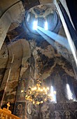 Im Gebetsraum mit Lichtstrahlen und Fresken, Wehrkloster Gremi, Kachetien, Georgien