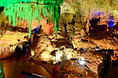 Bunte Beleuchtung in der Prometheus Höhle bei Tskaltubo, Svanetien, Georgien