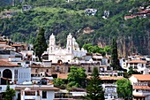View over the colonial old town to the Convento de San Bernadino, Taxco, Mexico