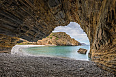 Höhle am Strand an der Westseite der Halbinsel Mani, Peloponnes, Griechenland