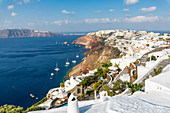 Blick auf das Dorf Oia, Santorini, Kykladen, Ägäische Inseln, griechische Inseln, Griechenland, Europa