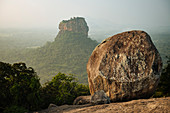 Blick auf Sigiriya von Pidurangula in der Dämmerung, Zentralprovinz, Sri Lanka, Asien