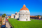 Baptisterium und Domblick von den Pisaner Stadtmauern, Campo dei Miracoli, UNESCO-Weltkulturerbe, Pisa, Toskana, Italien, Europa