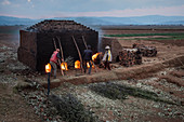 Ziegeleiarbeiter mit Brennöfen bei der Arbeit in der Nähe von Antsirabe, Region Vakinankaratra, Madagaskar, Afrika