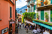 Blick auf die Geschäfte in der Kopfsteinpflasterstraße in Bellagio, Provinz Como, Comer See, Lombardei, Italienische Seen, Italien, Europa, Europa