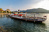 Blick auf Ausflugsboot auf dem Comer See und dem Dom, Como, Provinz Como, Comer See, Lombardei, Italienische Seen, Italien, Europa