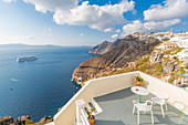 Blick auf die weiß getünchten Häuser und das Kreuzfahrtschiff Fira, Firostefani, Santorini (Thira), Kykladen, Griechische Inseln, Griechenland, Europa