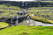 Traditionelles Haus mit Grasdach, Saksun, Streymoy-Insel, Färöer, Dänemark, Europa