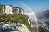 Regenbogen an Iguazu-Wasserfälle am Devils Throat, Parana, Brasilien