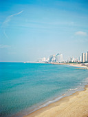Blick auf Strand und Stadt von Tel Aviv von der Altstadt von Jaffa aus, Israel