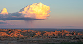 Wolken über Felsformationen des Badlands Nationalparks bei Dämmerung, South Dakota, USA