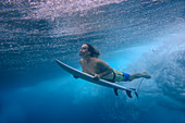 Männlicher Surfer, der Kamera beim Tauchen im Ozean, Male, Malediven