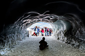 Touristen am Eingang der Eishöhle, Chamonix Mont-Blanc, Haute Savoie, Frankreich
