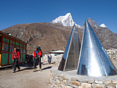 Wanderer nähern sich dem Everest-Denkmal in Pheriche, Sagarmatha Nationalpark, Nepal