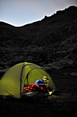 Rucksacktourist mit Stirnlampe im Zelt im Camp am Blue Lake, Inyo National Forest, Kalifornien, USA