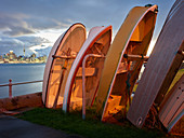 Ruderboote in Devonport, Auckland Skyline, Nordinsel, Neuseeland, Ozeanien
