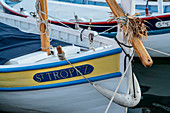 Kleines Holzboot mit Schriftzug im Hafen von St. Tropez, Var, Côte d'Azur, Südfrankreich, Frankreich