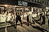 Tanzgruppe vor dem Szenelokal Le Quai am Hafen von St. Tropez, Côte d'Azur, Südfrankreich, Frankreich,
