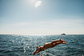 Frau springt ins Meer, Rovinj, Kroatien