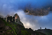 Kap Verde, Insel Santo Antao mit wolkenverhangener Berglandschaft