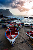 Kap Verde, Insel Santo Antao, Fischerboote am Hafen bei Dämmerung