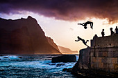 Kap Verde, Insel Santo Antao, Küstenlandschaft mit Bergen, Jugendliche springen ins Meer