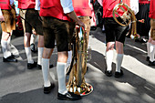 Blasmusikkapelle samt Blechinstrumenten beim Einzug der Wiesnwirte zum Oktoberfest, München, Bayern, Deutschland