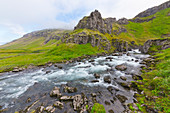 Fluss in der Tundra, Fjardara-Fluss, Mjoifjordur, Island