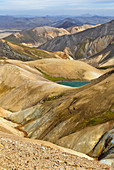 Rhyolith-Berge mit See und tiefen Schluchten, Landmannalaugar, Fjallabak-Naturreservat, Island