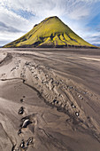 Berg und schwarzer vulkanischer Sand, Myrdalsjokull-Gletscher, Berg Maelifell, Island