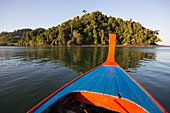 Boot nahe waldbedeckter Insel, Insel Piak Nam Yai, Thailand